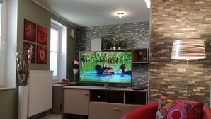 Leilighet – exclusive, 1 soverom | Oppholdsrom | En 40-tommers Flatskjerm-TV med Parabol-TV samt LED-TV og Netflix