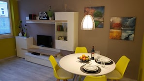 Apartemen Eksklusif, 1 kamar tidur, balkon | Ruang keluarga | Televisi layar datar 40-inci dengan saluran TV satelit dan TV LED