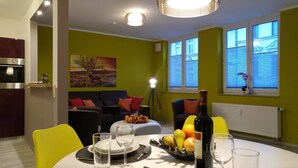 Leilighet – exclusive, 1 soverom, balkong | Oppholdsområde | En 40-tommers Flatskjerm-TV med Parabol-TV samt LED-TV og Netflix
