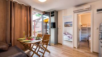 Mobile Deluxe-Unterkunft, Terrasse | Essbereich im Zimmer