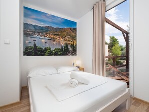 Husvogn – deluxe, terrasse | 1 soverom og strykejern/-brett