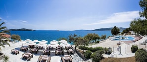 Bar en bord de piscine