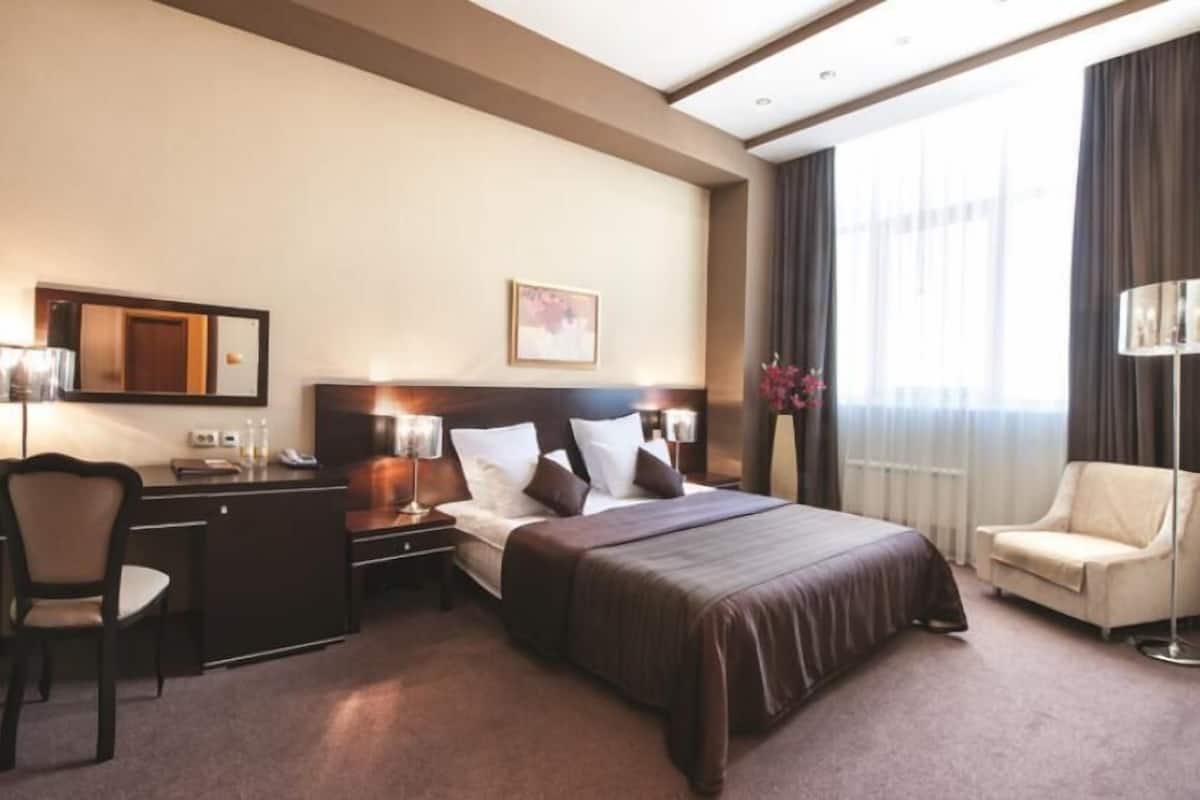 Suite | Een kluis op de kamer, een bureau, geluiddichte muren