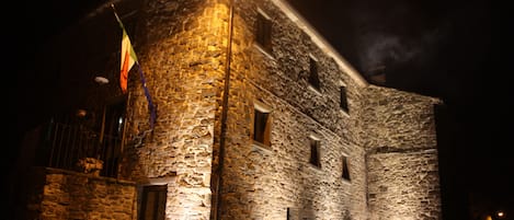 Façade de lâhĂ©bergement â soirĂ©e/nuit