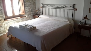 Traditional-Doppel- oder -Zweibettzimmer, mit Bad, Bergblick | 1 Schlafzimmer, Zimmersafe, Schreibtisch, Zustellbetten