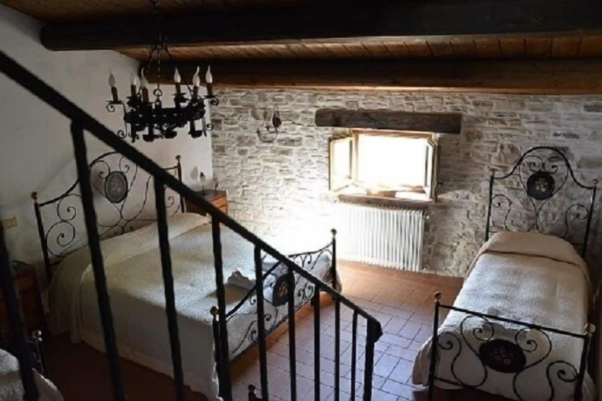 Traditionele vierpersoonskamer, en-suite badkamer, uitzicht op bergen | 1 slaapkamer, een kluis op de kamer, een bureau, extra bedden