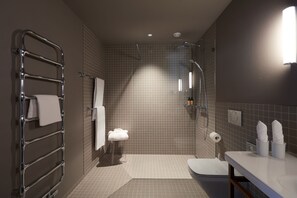 Shower, rainfall showerhead, designer toiletries, hair dryer - La Couronne Hotel Restaurant (Solothurn)