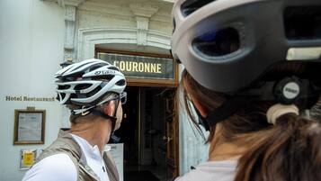 A building with a sign reading "Hotel Restaurant" and "LA COURONNE".