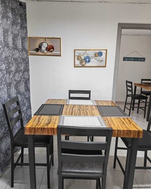 Casa familiar, 2 habitaciones, vista al jardín | Área de sala de estar | Televisión de pantalla plana 