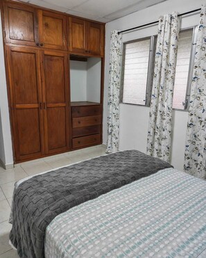 Maison familiale, 2 chambres, vue sur le jardin | 3 chambres, minibar, bureau, accès au Wi-Fi (inclus)