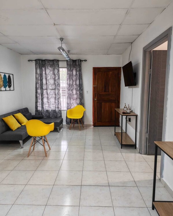 Family House, 2 Bedrooms, Garden View | Living area