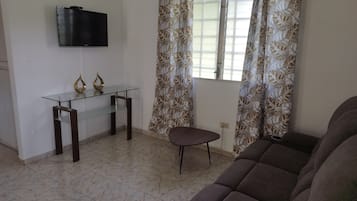 Casa familiar, 3 habitaciones, vista al jardín | Área de sala de estar | Televisión de pantalla plana