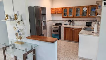 Familienhaus, 3 Schlafzimmer, Gartenblick | Eigene Küche | Kühlschrank, Mikrowelle, Ofen, Herdplatte