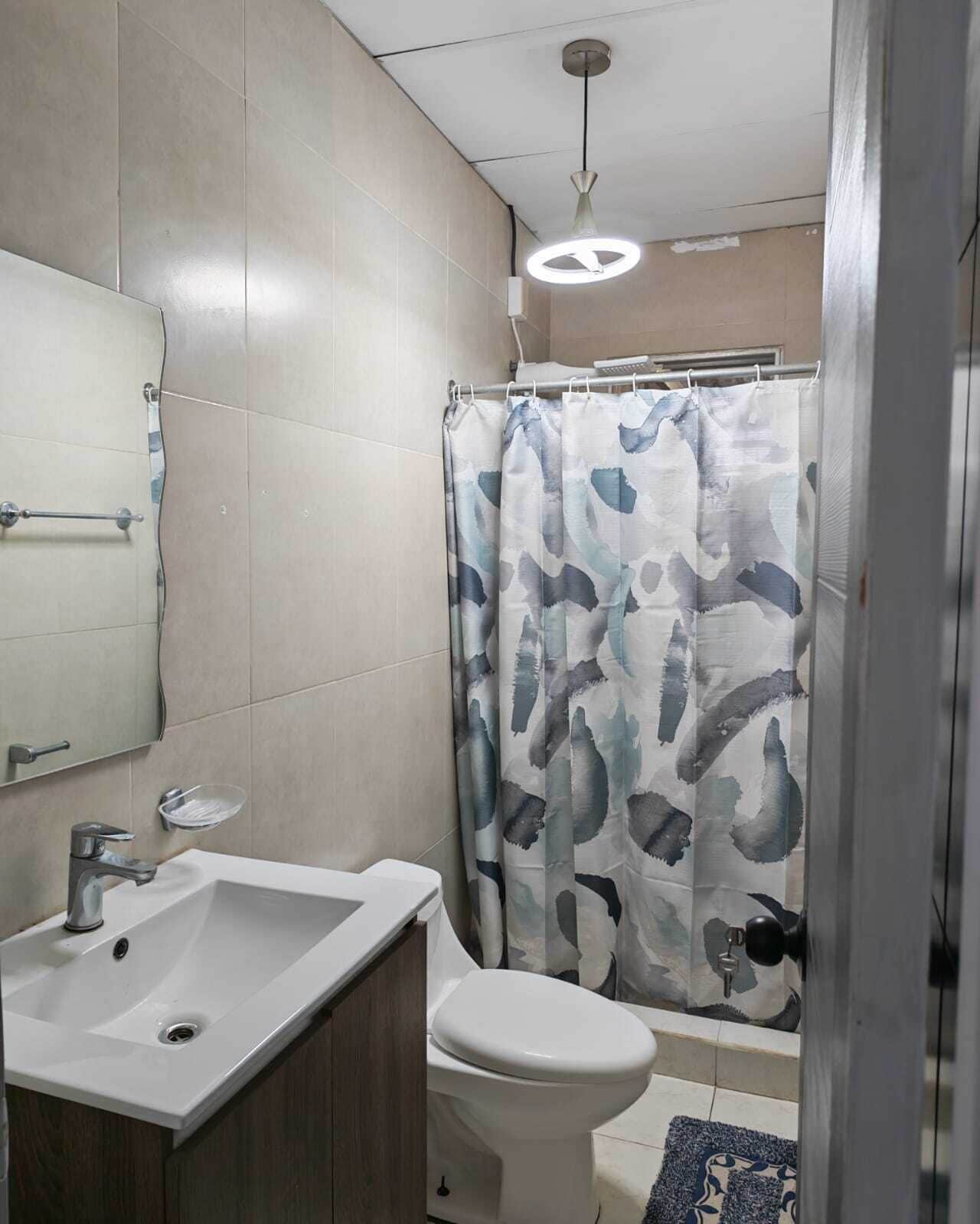 Familjehus - 2 sovrum - utsikt mot trädgården | Badrum | Dusch, gratis toalettartiklar och handdukar