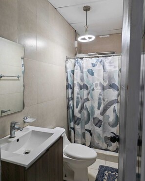 Maison familiale, 2 chambres, vue sur le jardin | Salle de bain | Douche, articles de toilette (gratuits), serviettes fournies