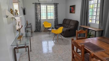 Familienhaus, 3 Schlafzimmer, Gartenblick | Wohnbereich | Flachbildfernseher