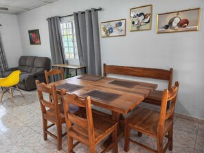 Maison Familiale, 3 chambres, vue jardin | Coin séjour | Télévision à écran plat