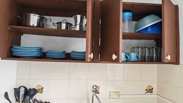 Family House, 2 Bedrooms, Garden View | Private kitchen | Fridge, microwave, oven, stovetop