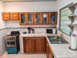 Family House, 3 Bedrooms, Garden View | Private kitchen | Fridge, microwave, oven, stovetop - Casa Little Italy (Tijeras)