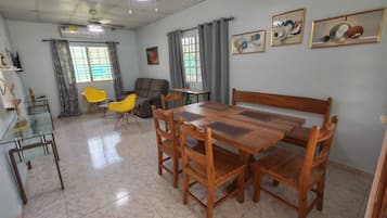 Rumah Keluarga, 3 kamar tidur, pemandangan kebun | Area keluarga | TV layar datar