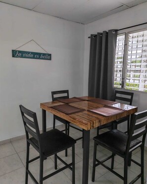 Family House, 2 Bedrooms, Garden View | Living area