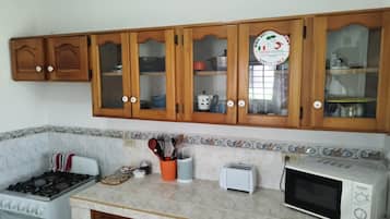 Family House, 3 Bedrooms, Garden View | Private kitchen | Fridge, microwave, oven, stovetop