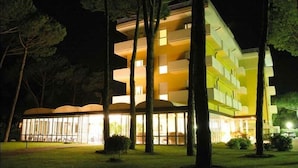 A multi-story hotel with a modern architectural design, featuring balconies and large windows. - Aparthotel la Pineta (Jesolo)