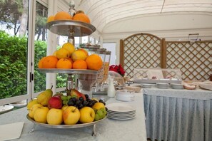 Tägliches kontinentales Frühstück gegen Gebühr