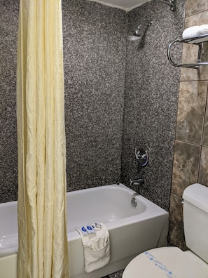 Standard Room, 2 Double Beds, Smoking | Bathroom