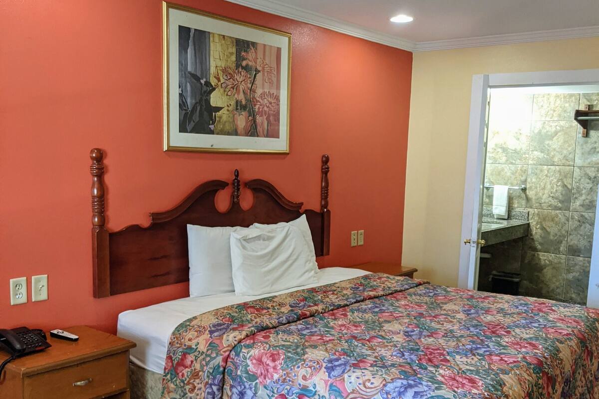 Standard Room, 1 King Bed, Smoking (Accessible Room)