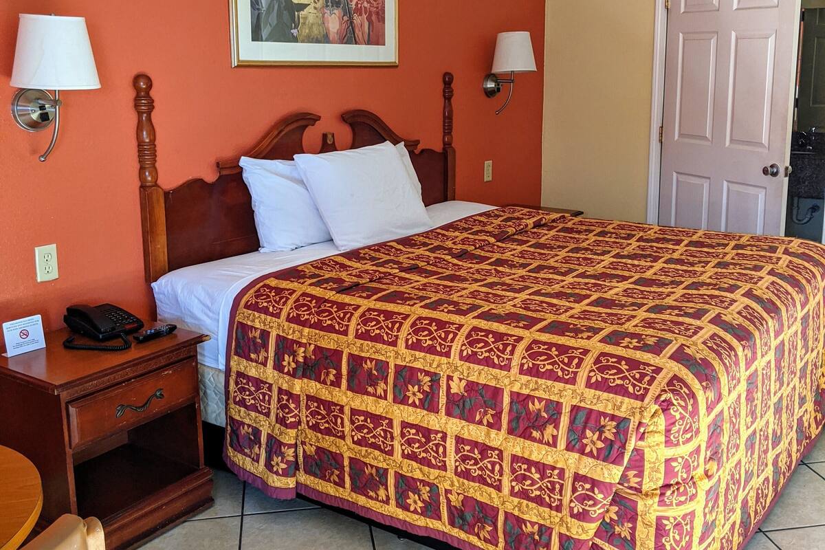 Standard Room, 1 King Bed, Non Smoking (Accessible Room)