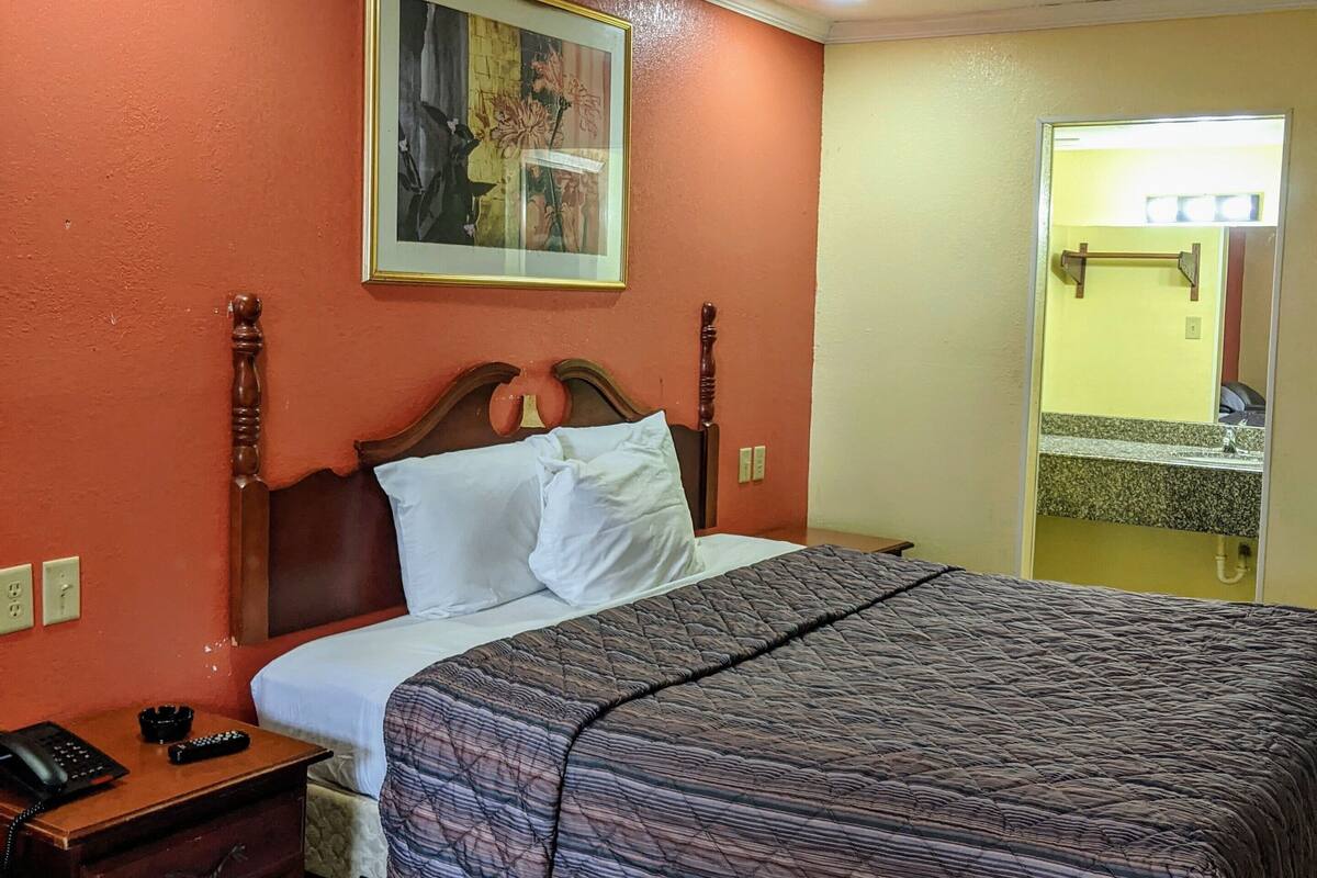 Standard Room, 1 King Bed, Smoking