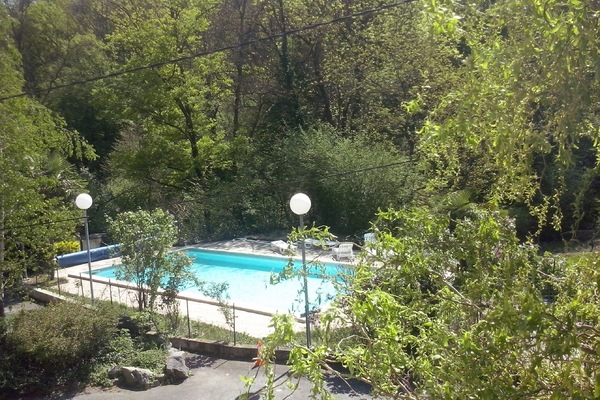 Een buitenzwembad en ligstoelen