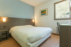 Roupas de cama premium, escrivaninha, quartos à prova de som