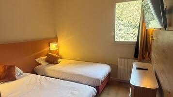 Kamar Double Basic (_11_) | Seprai premium, meja kerja, kedap suara, dan setrika/meja setrika