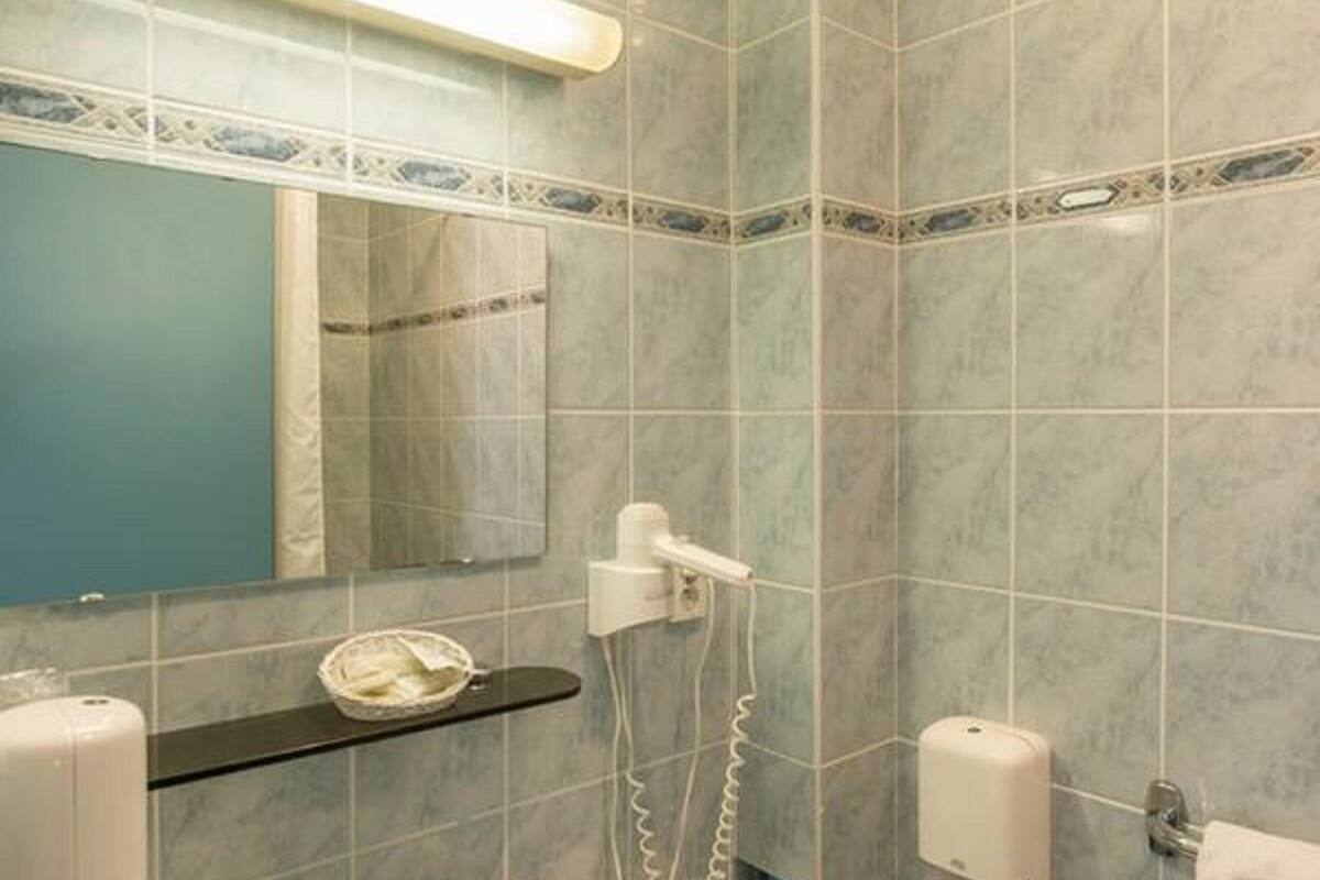 double room (_11_) | bathroom | free toiletries, hair dryer, towels