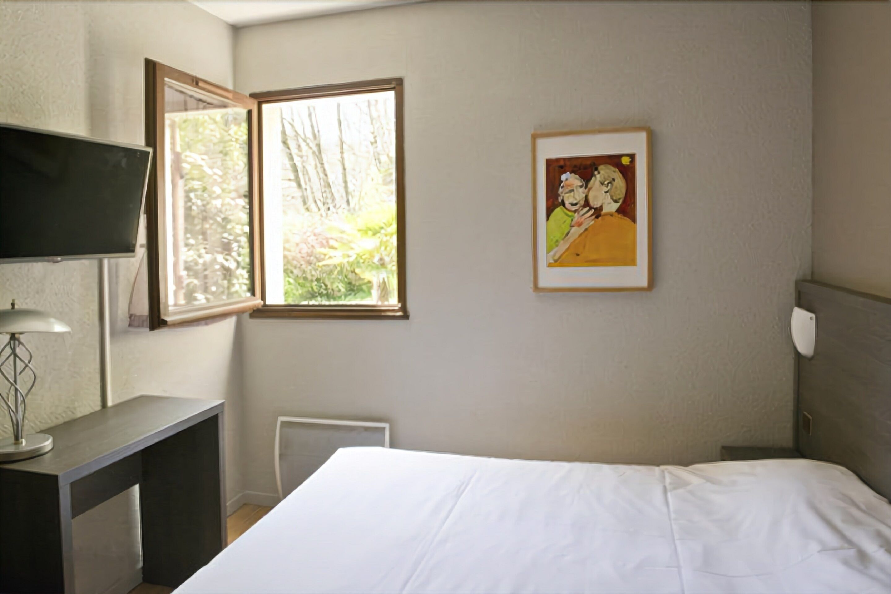 double room (_11_) | premium bedding, desk, soundproofing, iron/ironing board