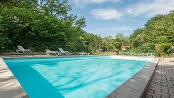 Utomhuspool och solstolar