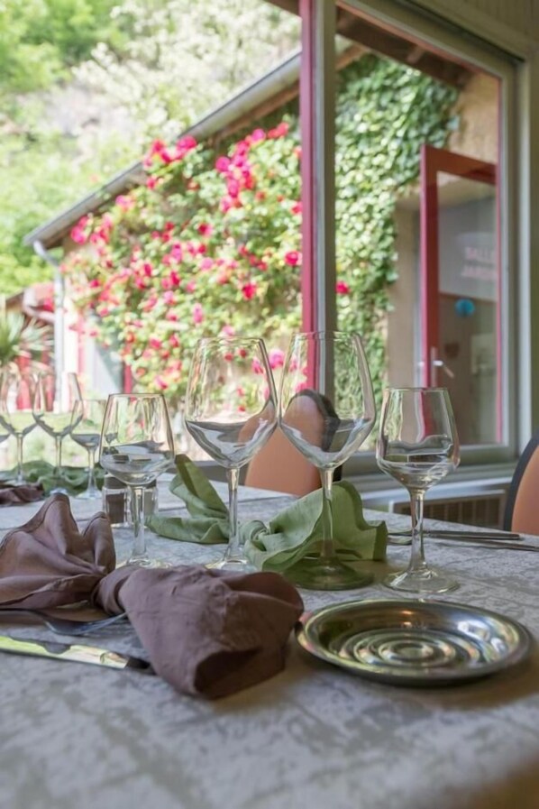 Serveert lunch, diner, regionale gerechten, openlucht dineren 