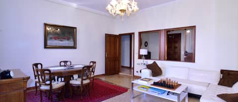 Apartamento, 4 quartos | Área de estar | TV de tela plana, DVD player