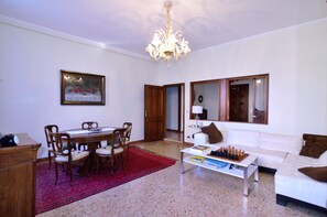 Appartement, 4 chambres | Coin séjour