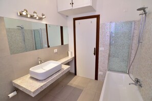 Apartamento, 4 quartos | Banheiro | Produtos de toalete grátis, secador de cabelo, bidê, toalhas de banho
