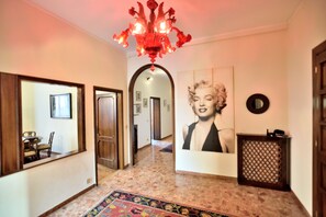 Appartement, 4 chambres | Coin séjour | Télévision à écran plat, lecteur de DVD