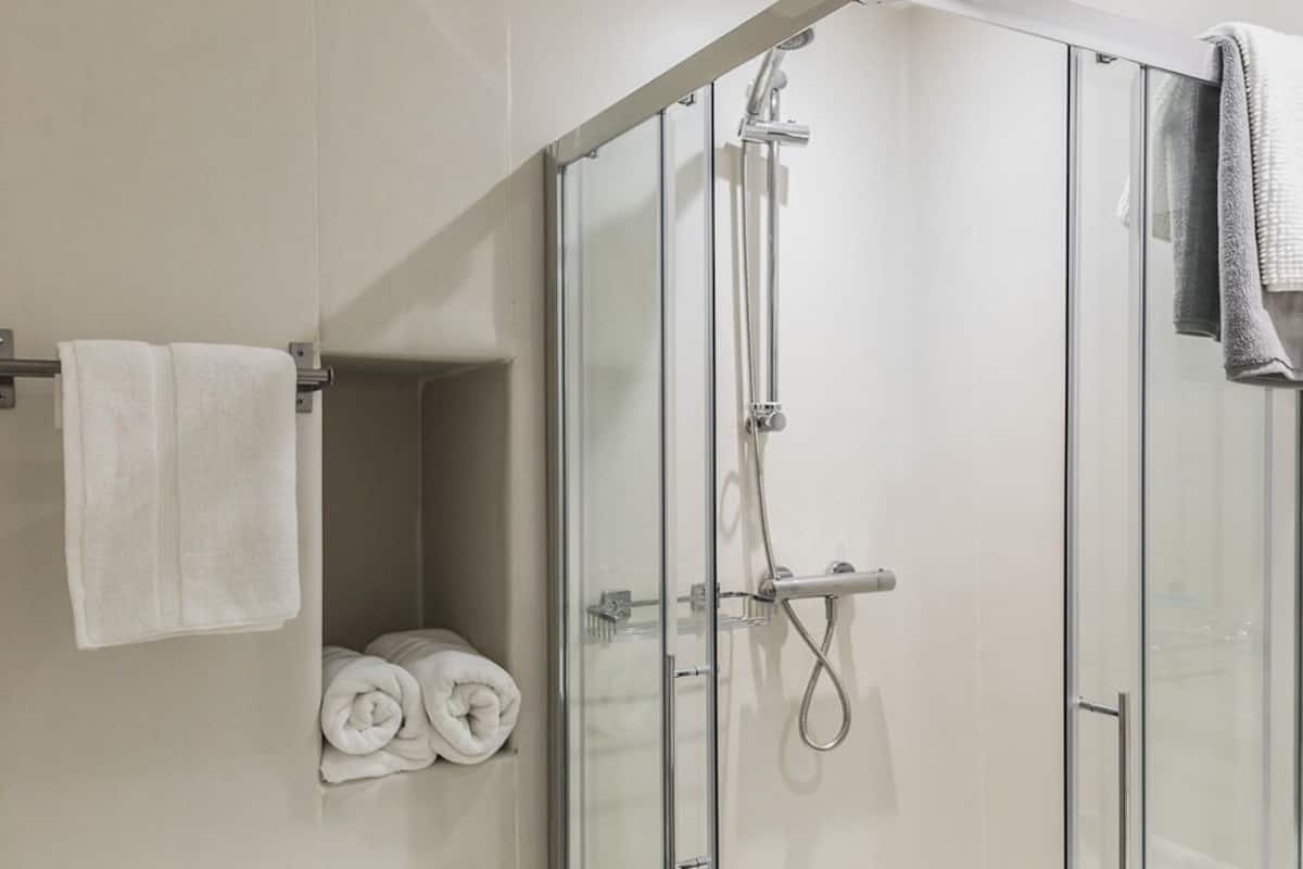 deluxe single room, ensuite | bathroom