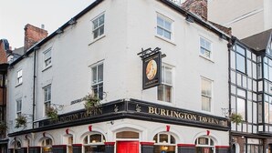 A building with a sign reading "Burlington Tavern." - Burlington Hotel Hull City Centre (Hull)