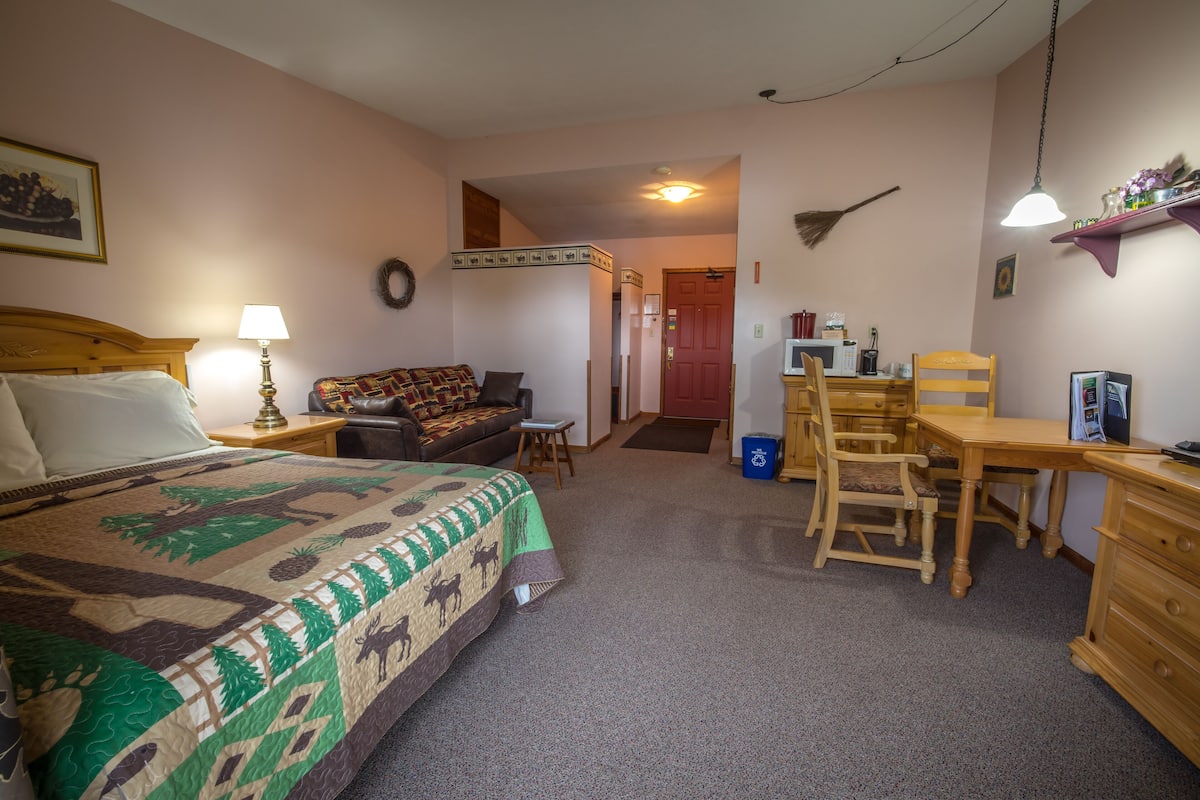 Deluxe Room, 1 Queen Bed with Sofa bed, Lake View, Lakeside | 1 bedroom, soundproofing, free WiFi, bed sheets