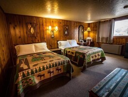 Quarto tradicional, 2 camas de casal | Quartos à prova de som, Wi-Fi de cortesia, roupa de cama