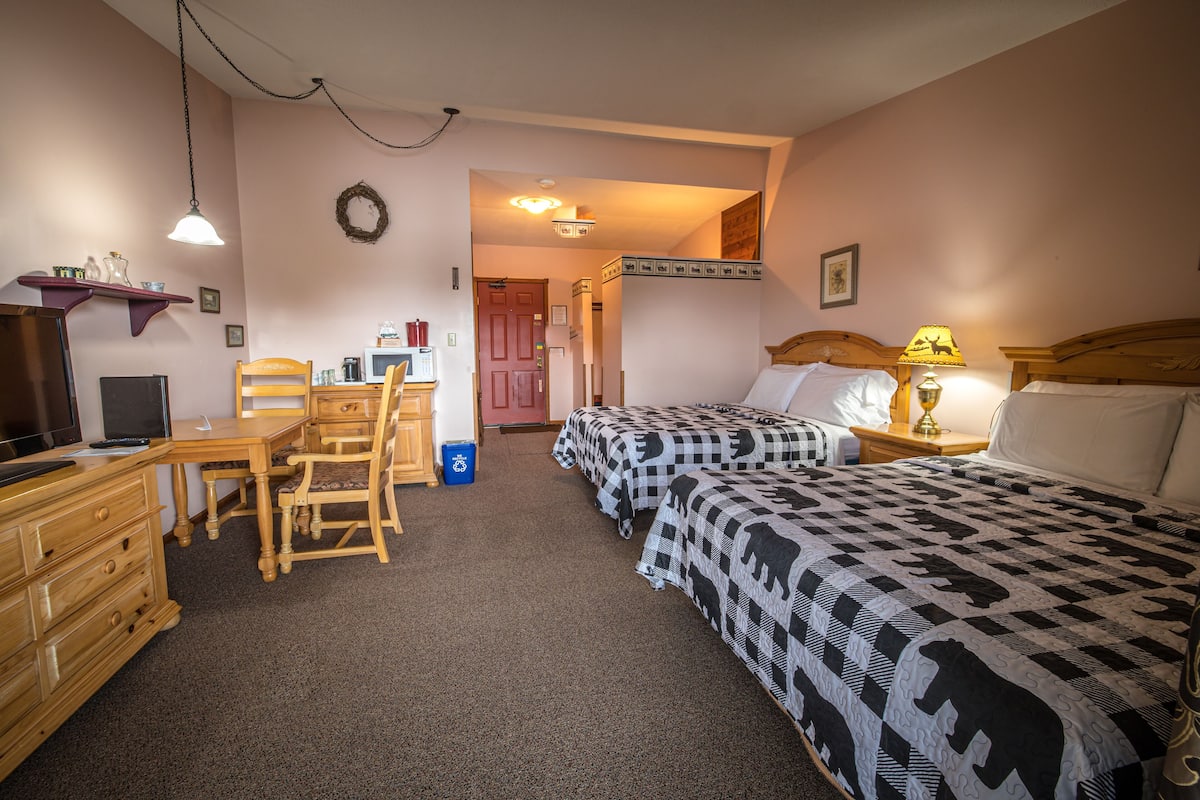Deluxe Room, 2 Queen Beds, Lake View, Lakeside | 1 bedroom, soundproofing, free WiFi, bed sheets