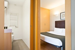 Een douche, gratis toiletartikelen, een haardroger, handdoeken