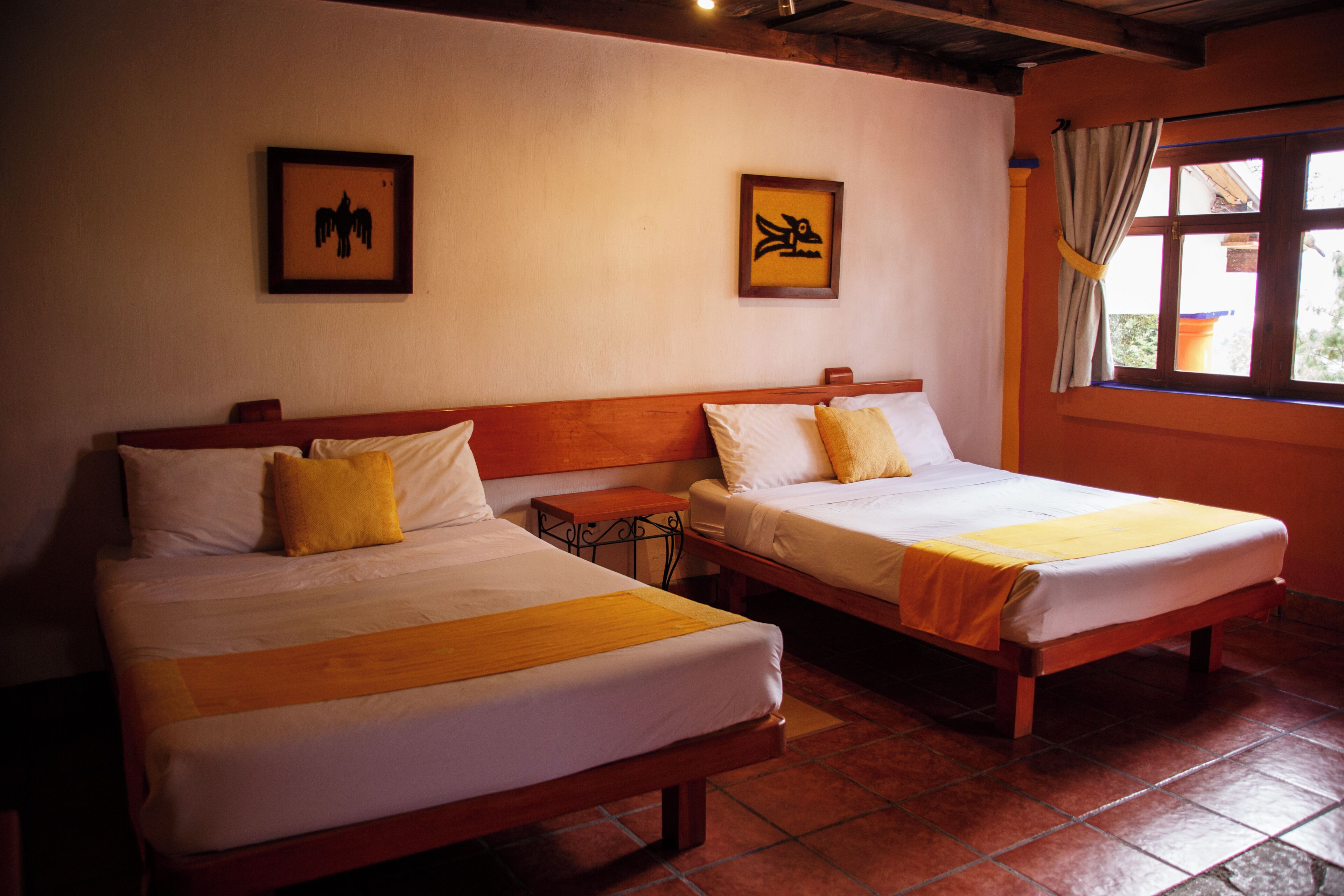 Standaard kamer, 2 tweepersoonsbedden, uitzicht op stad | Een strijkplank/strijkijzer, gratis babybedden